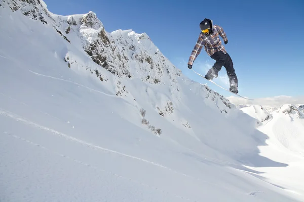 Snowboarder volant sur les montagnes. Sport extrême. — Photo