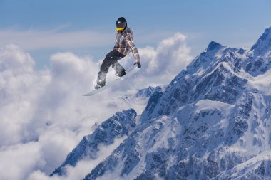 Dağlarda uçan snowboardcu. Sıra dışı spor.