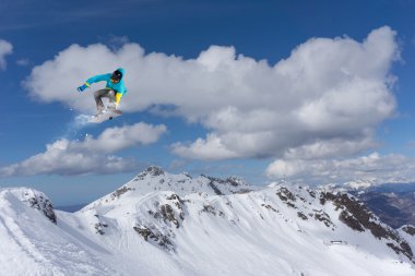 Dağlarda uçan snowboardcu. Sıra dışı spor.