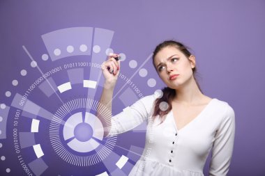 Geleceğin teknolojisi. Fütüristik arabirimiyle çalışan kadın