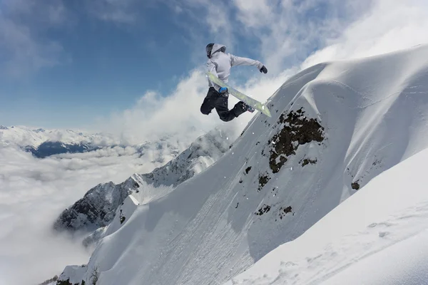 Snowboarder volant sur les montagnes. Sport extrême. — Photo