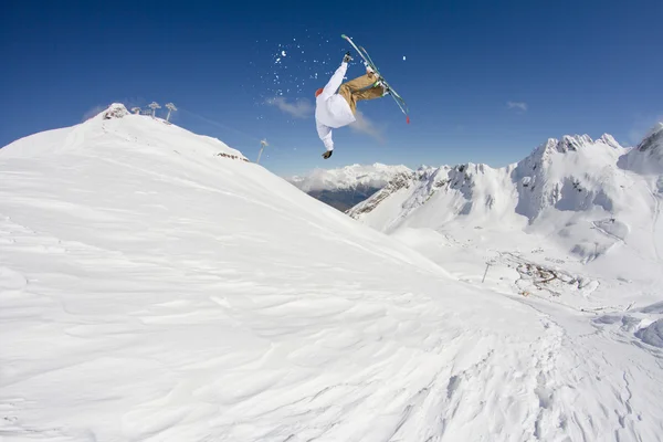 山の上で空飛ぶスキーヤー。極端なスポーツ. — ストック写真