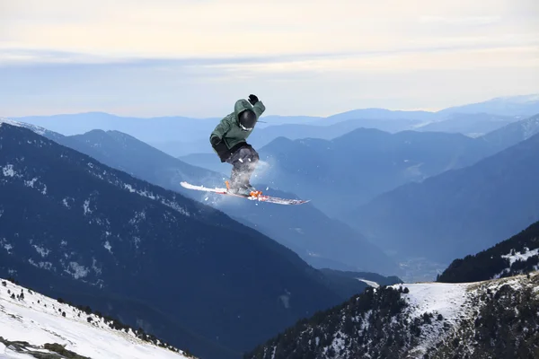 Dağlarda uçan kayakçı. Sıra dışı spor. — Stok fotoğraf