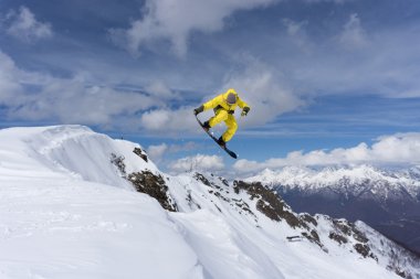 Dağlarda uçan snowboardcu. Sıra dışı spor.