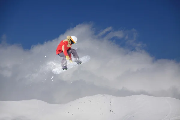 Repülő snowboardos a hegyekben. Extrém sport. — Stock Fotó