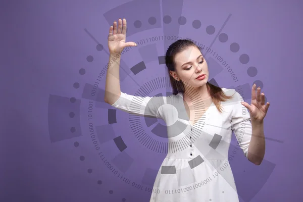 Tecnología del futuro. Mujer trabajando con interfaz futurista —  Fotos de Stock