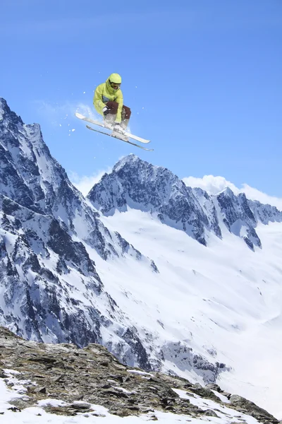 Repülő síelő a hegyekben. Extrém sport. — Stock Fotó