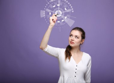 Geleceğin teknolojisi. Fütüristik arabirimiyle çalışan kadın