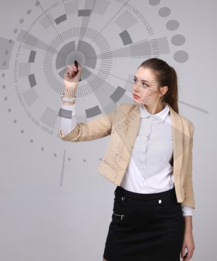 Geleceğin teknolojisi. Fütüristik arabirimiyle çalışan kadın