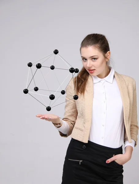 Mulher cientista segurando modelo de molécula ou rede de cristal . — Fotografia de Stock