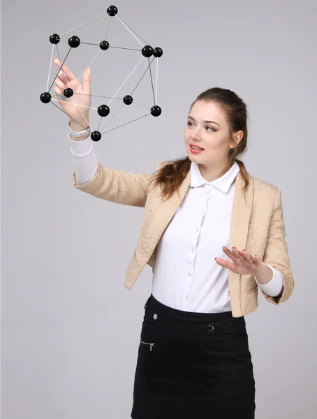 Mulher cientista segurando modelo de molécula ou rede de cristal . — Fotografia de Stock