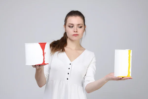 Menina de vestido branco segurando latas de tinta — Fotografia de Stock