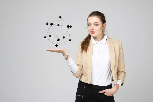 Mulher cientista segurando modelo de molécula ou rede de cristal . — Fotografia de Stock