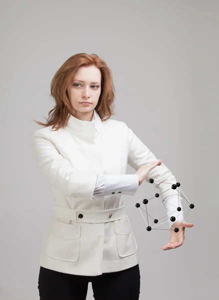 Mulher cientista segurando modelo de molécula ou rede de cristal . — Fotografia de Stock
