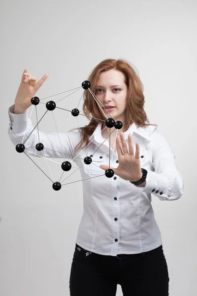 Женщина-ученый держит модель молекулы или кристаллической решетки . — стоковое фото