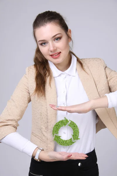 Kvinna med återvinning symbol i hans händer — Stockfoto