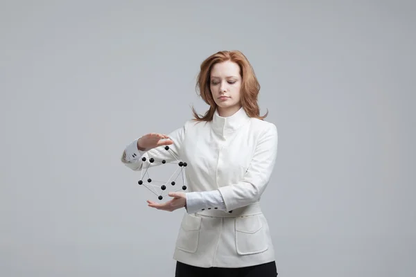 Mulher cientista segurando modelo de molécula ou rede de cristal . — Fotografia de Stock