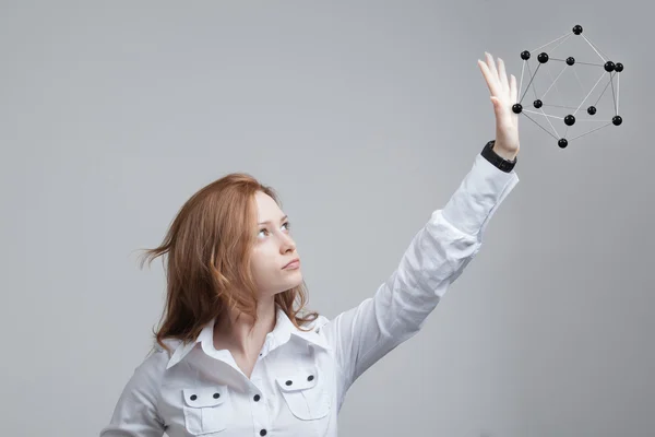 Mulher cientista segurando modelo de molécula ou rede de cristal . — Fotografia de Stock