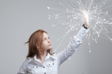 Küresel ağ bağlantı kavramı, fütüristik arabirimiyle çalışan kadın.