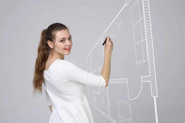 Vrouwelijke architect werken met een virtueel appartement plan — Stockfoto