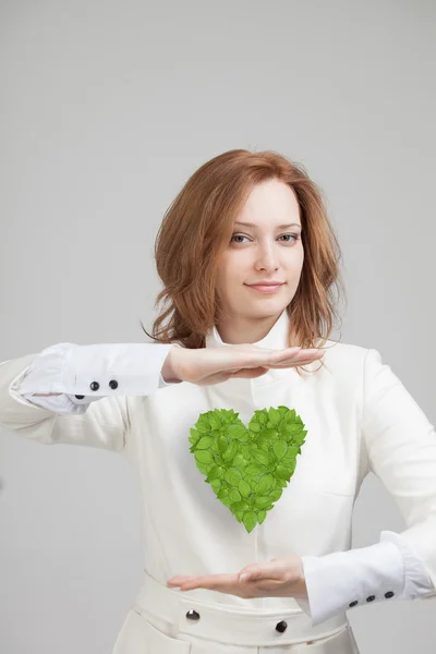 Γυναίκα που κρατά την καρδιά πράσινο φυτό στα χέρια της — Φωτογραφία Αρχείου