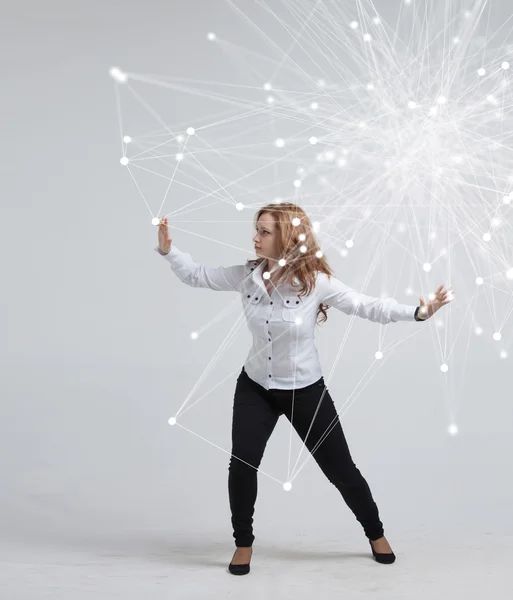 Globales Netzwerk-Verbindungskonzept, Frau arbeitet mit futuristischer Schnittstelle. — Stockfoto