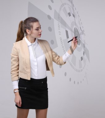 Geleceğin teknolojisi. Fütüristik arabirimiyle çalışan kadın