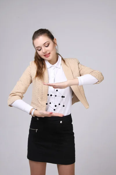 Mujer científica sosteniendo modelo de molécula o red cristalina . — Foto de Stock