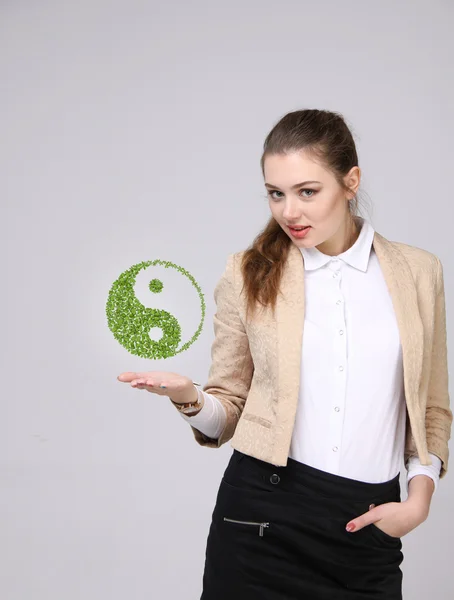 Junge Frau mit Ying-Yang-Symbol — Stockfoto