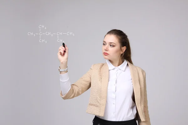 Vrouw scheikundige toont een moleculaire structuur — Stockfoto