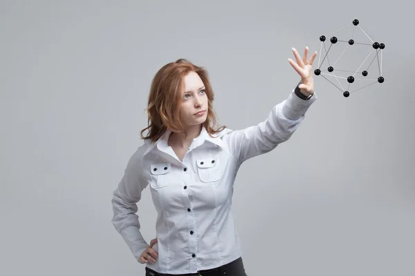 Mulher cientista segurando modelo de molécula ou rede de cristal . — Fotografia de Stock