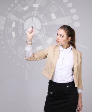 Geleceğin teknolojisi. Fütüristik arabirimiyle çalışan kadın