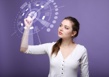 Geleceğin teknolojisi. Fütüristik arabirimiyle çalışan kadın