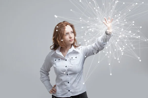 Conceito de conexão de rede global, mulher trabalhando com interface futurista . — Fotografia de Stock