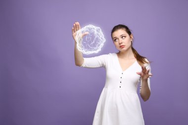 Parlayan büyülü enerji topu kadınla.