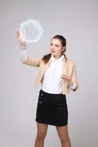 Vrouw met gloeiende magische energie bal. — Stockfoto