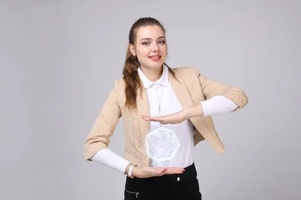 Vrouw met gloeiende magische energie bal. — Stockfoto