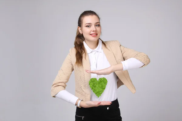 Kvinna med gröna växten hjärtat i hennes händer — Stockfoto