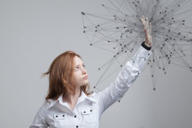 Küresel ağ bağlantı kavramı, fütüristik arabirimiyle çalışan kadın.