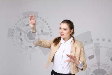 Geleceğin teknolojisi. Fütüristik arabirimiyle çalışan kadın