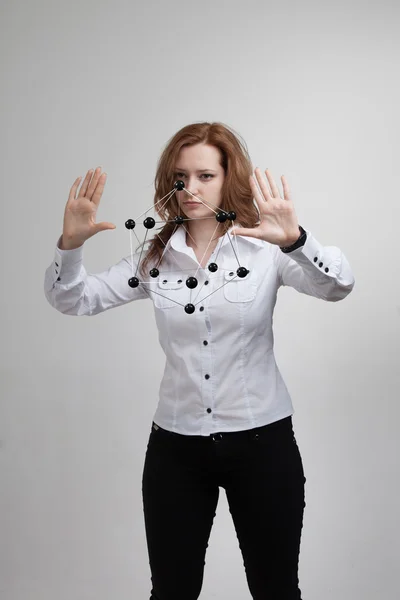 Mulher cientista segurando modelo de molécula ou rede de cristal . — Fotografia de Stock