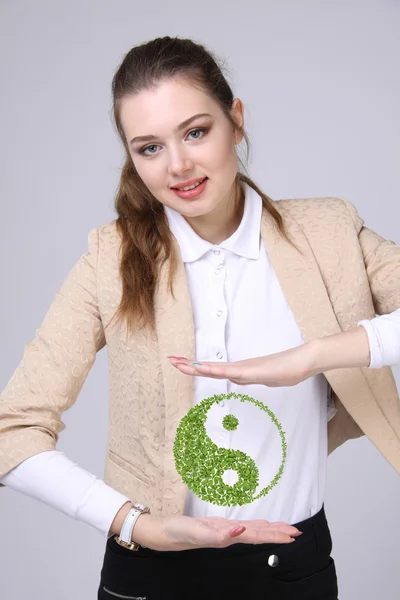 Mladá žena drží ying yang symbol — Stock fotografie