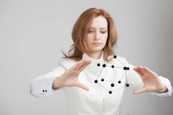 Mulher cientista segurando modelo de molécula ou rede de cristal . — Fotografia de Stock