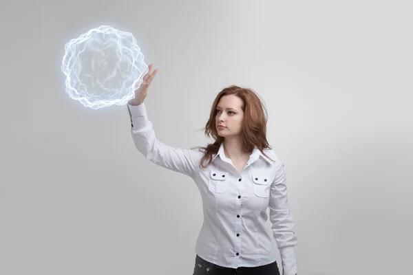Vrouw met gloeiende magische energie bal. — Stockfoto