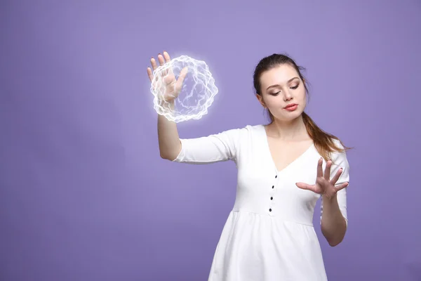 Donna con sfera di energia magica incandescente . — Foto Stock