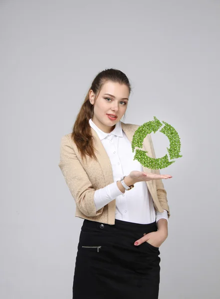 Жінка тримає символ переробки в руках — стокове фото