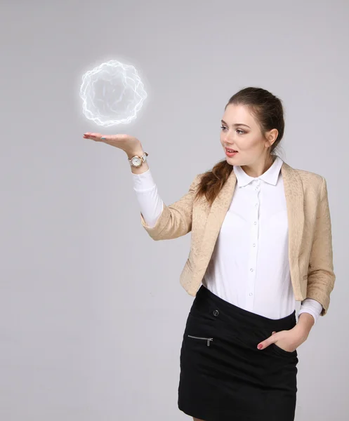Жінка з сяючим магічним енергетичним м'ячем . — стокове фото