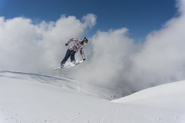 Dağlarda uçan snowboardcu. Sıra dışı spor.