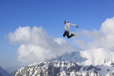 Dağlarda uçan snowboardcu. Sıra dışı spor.