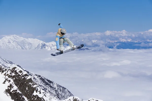 Ιπτάμενος snowboarder στα βουνά. Ακραίο άθλημα. — Φωτογραφία Αρχείου